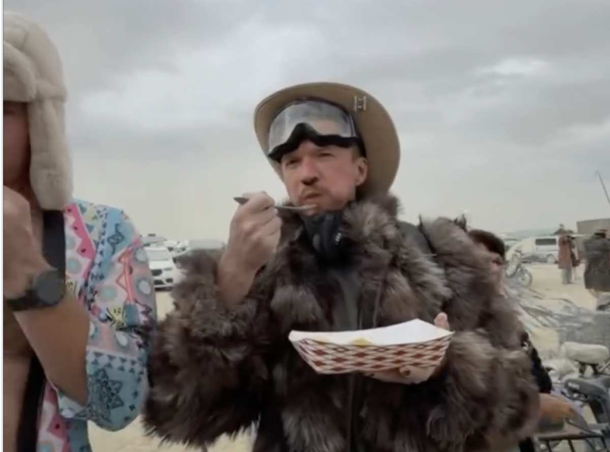 Казахстанцы угощают бешбармаком участников фестиваля Burning Man в США (ВИДЕО)