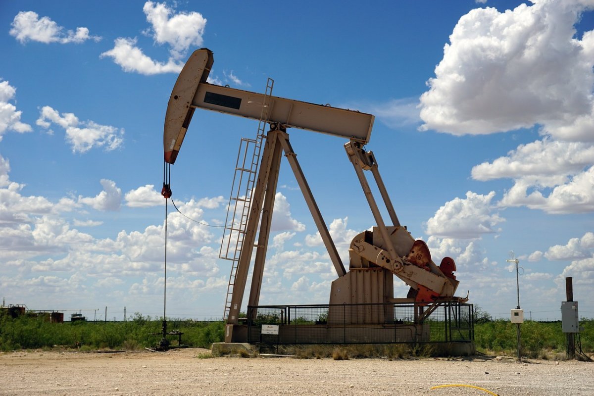 Ерлан Аккенженов поздравил работников нефтегазовой отрасли с профессиональным праздником