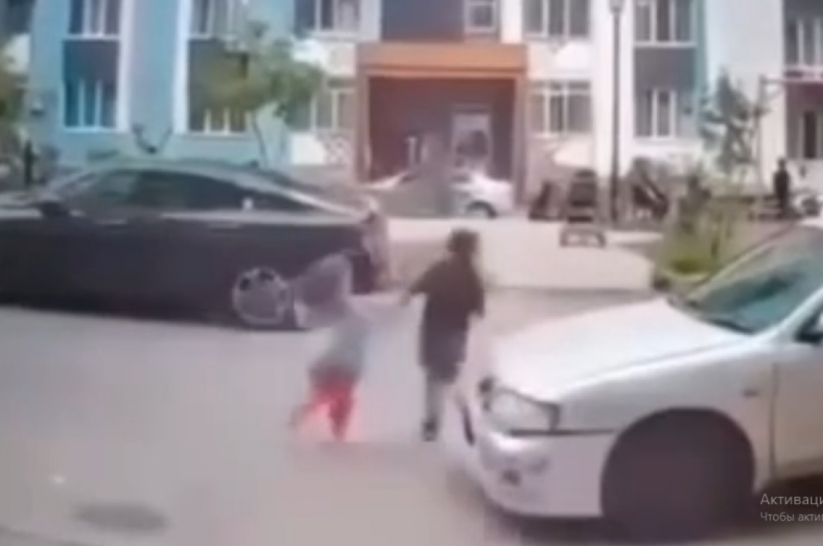 Двух детей сбили во дворе ЖК в Алматинской области (ВИДЕО)
