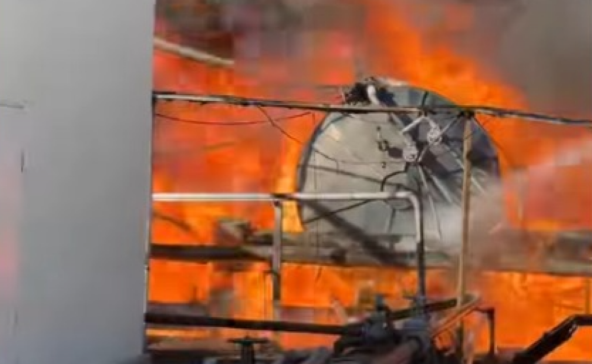 Два резервуара с 120 тоннами нефтепродуктов загорелись в Кызылорде (ВИДЕО)