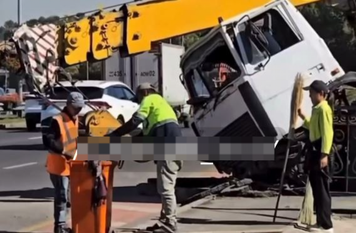 Автокран сорвался с высоты и вылетел на тротуар в Алматы