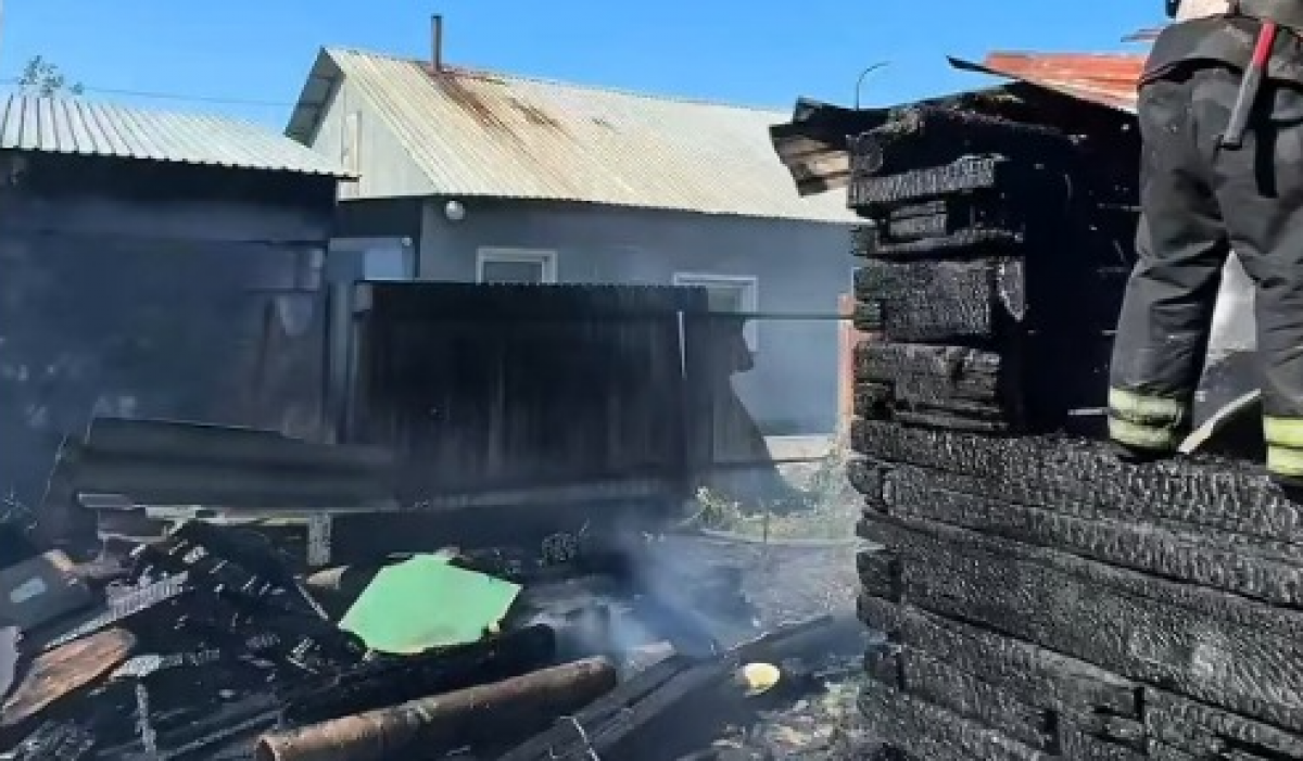 Спасли женщину и вынесли три газовых баллона при пожаре в Петропавловске (ВИДЕО)