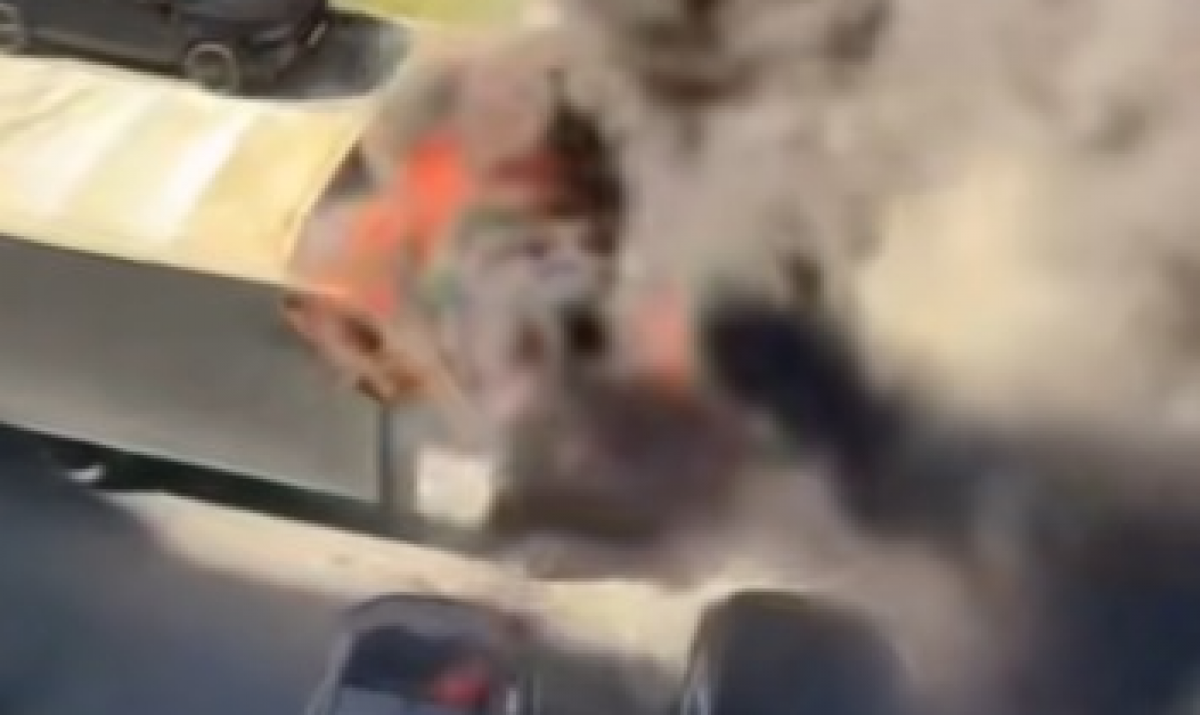 Пожар во дворе Астаны: сгорела грузовая машина, пострадали два авто (ВИДЕО)