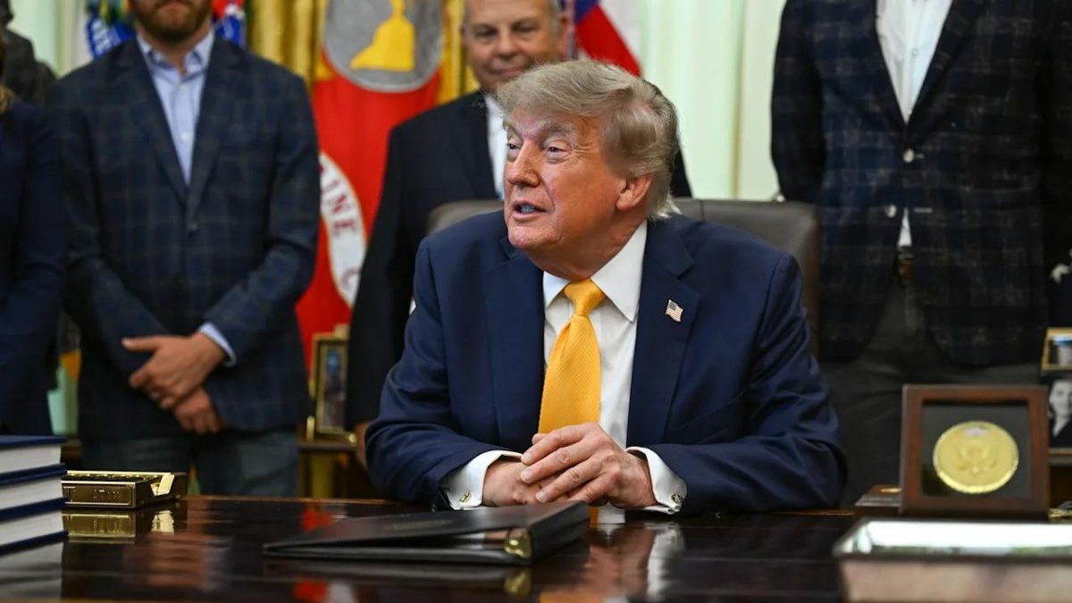 "Нельзя уступать Китаю": Трамп выступил против замедления ИИ-гонки