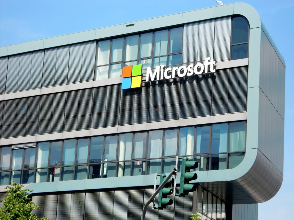 Microsoft запретила ИИ взламывать системы и обманывать людей