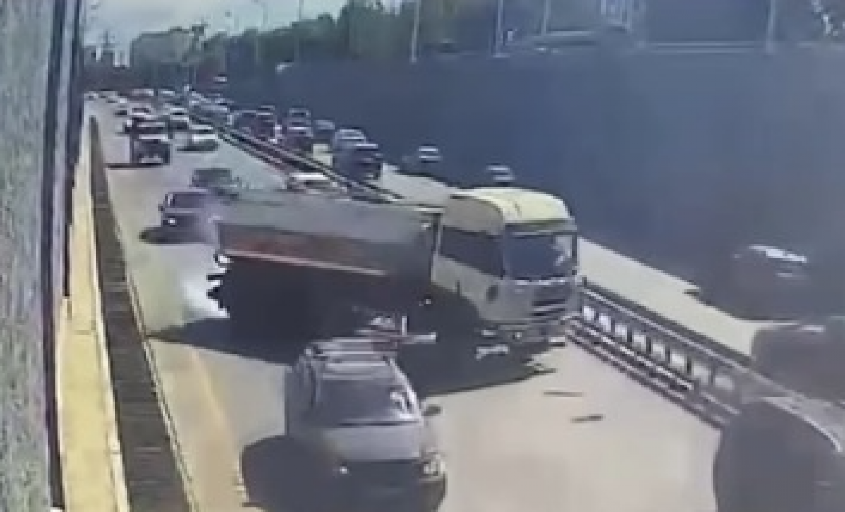 Потерянная каска привела к ДТП: водовоз врезался в ограждение в Алматы (ВИДЕО)