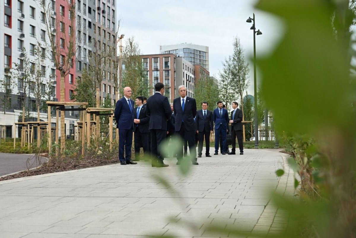 Токаев ознакомился с благоустройством аллеи "Мыңжылдық" и парка GreenLine