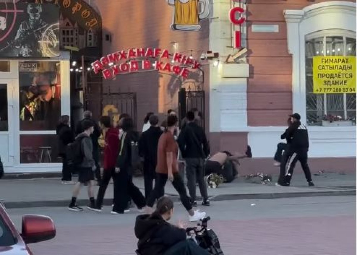 Двое мужчин устроили драку у кафе в Костанае (ВИДЕО)