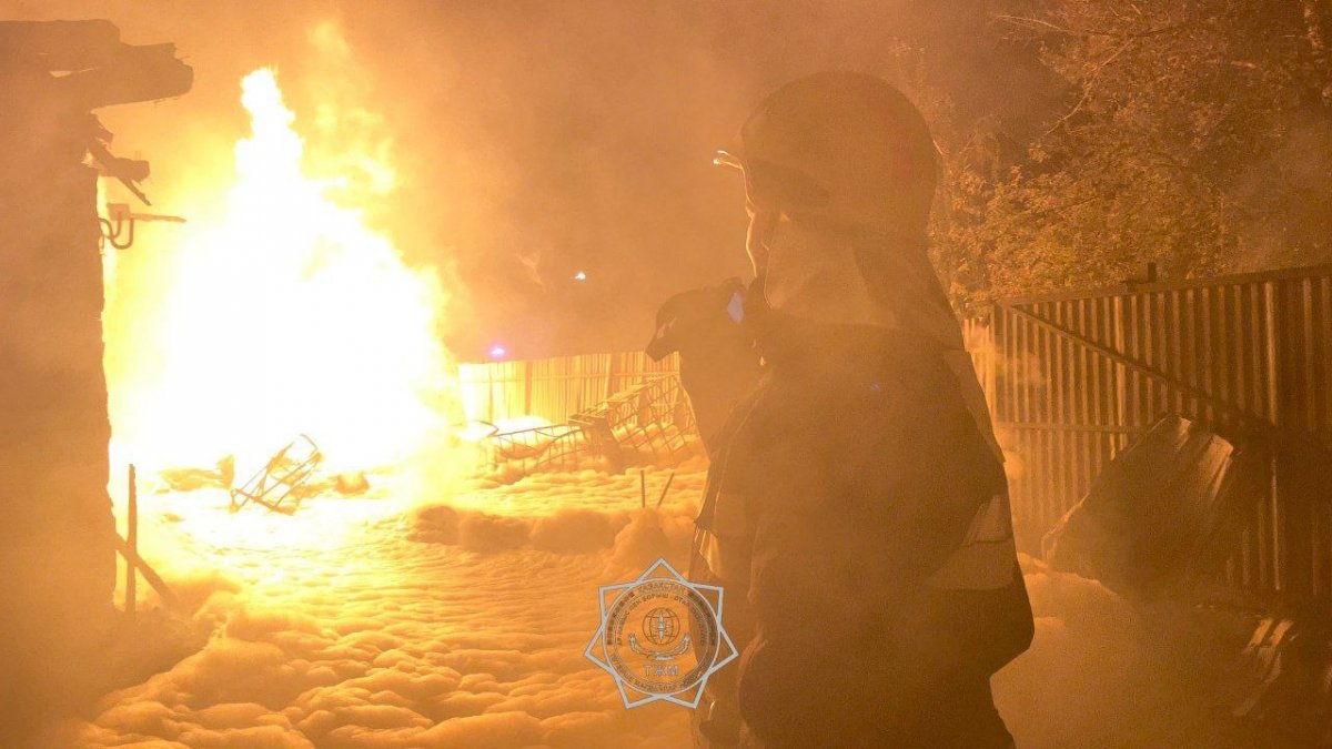 Газгольдер взорвался во время пожара на автомойке в Семее (ВИДЕО)