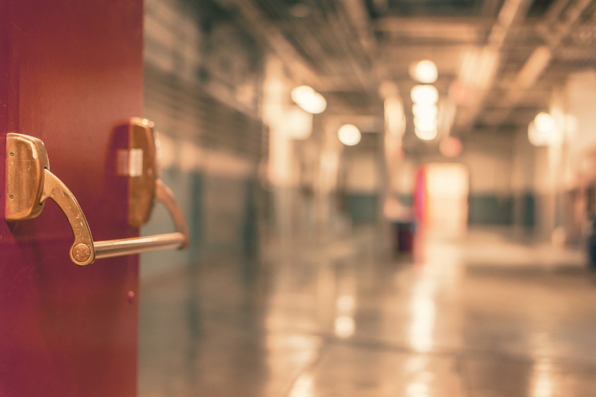 Рабочий получил ранение в ногу во время конфликта на заводе в Косшы