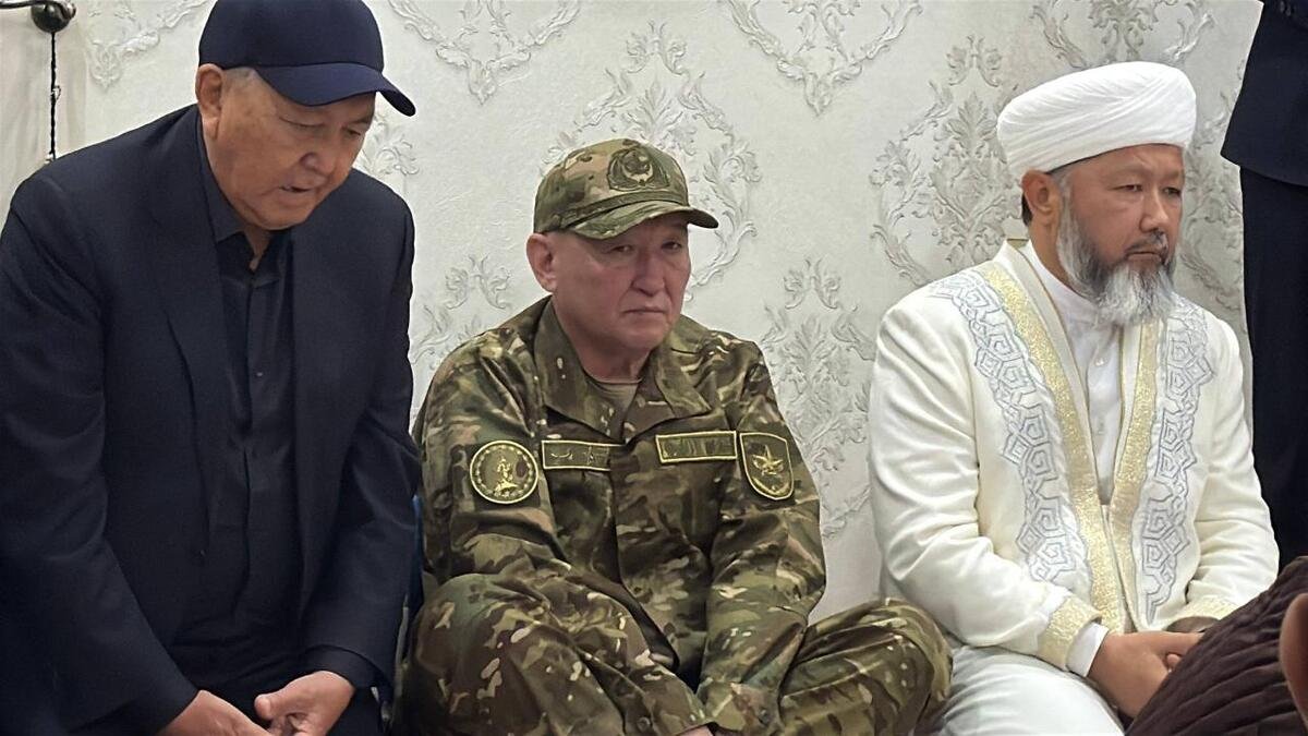 Глава Минобороны посетил семьи погибших в Мангистау