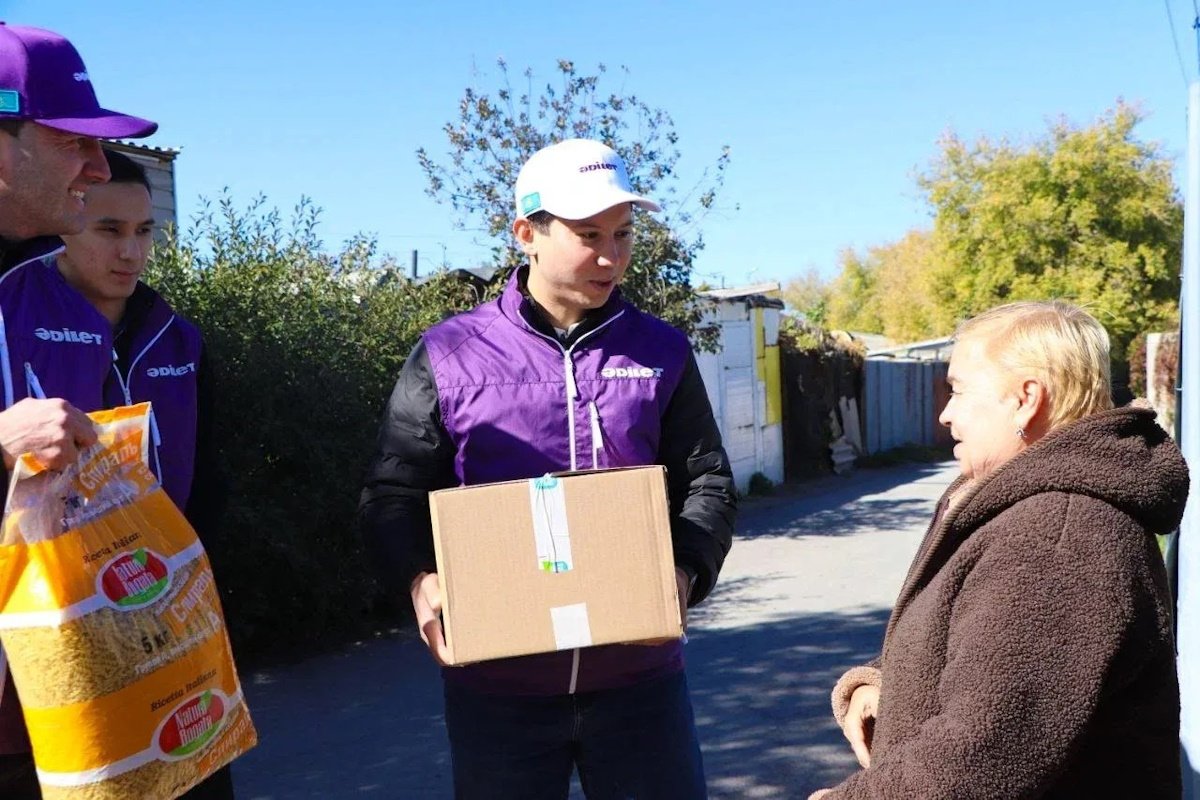 Активисты партии “Әділет” оказывают помощь по дому ветеранам и одиноким пожилым людям