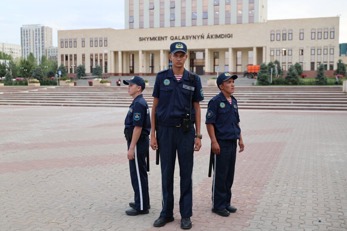 Обувь 47-го размера: "Гулливер" служит в Национальной гвардии в Шымкенте