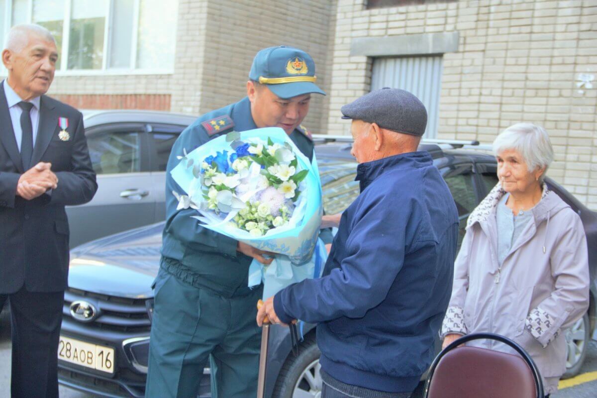 Гвардейцы почтили ветеранов в Усть-Каменогорске