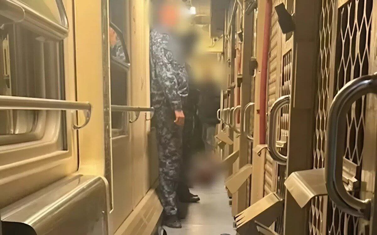 Заключенный открыл стрельбу во время этапирования в поезде в России