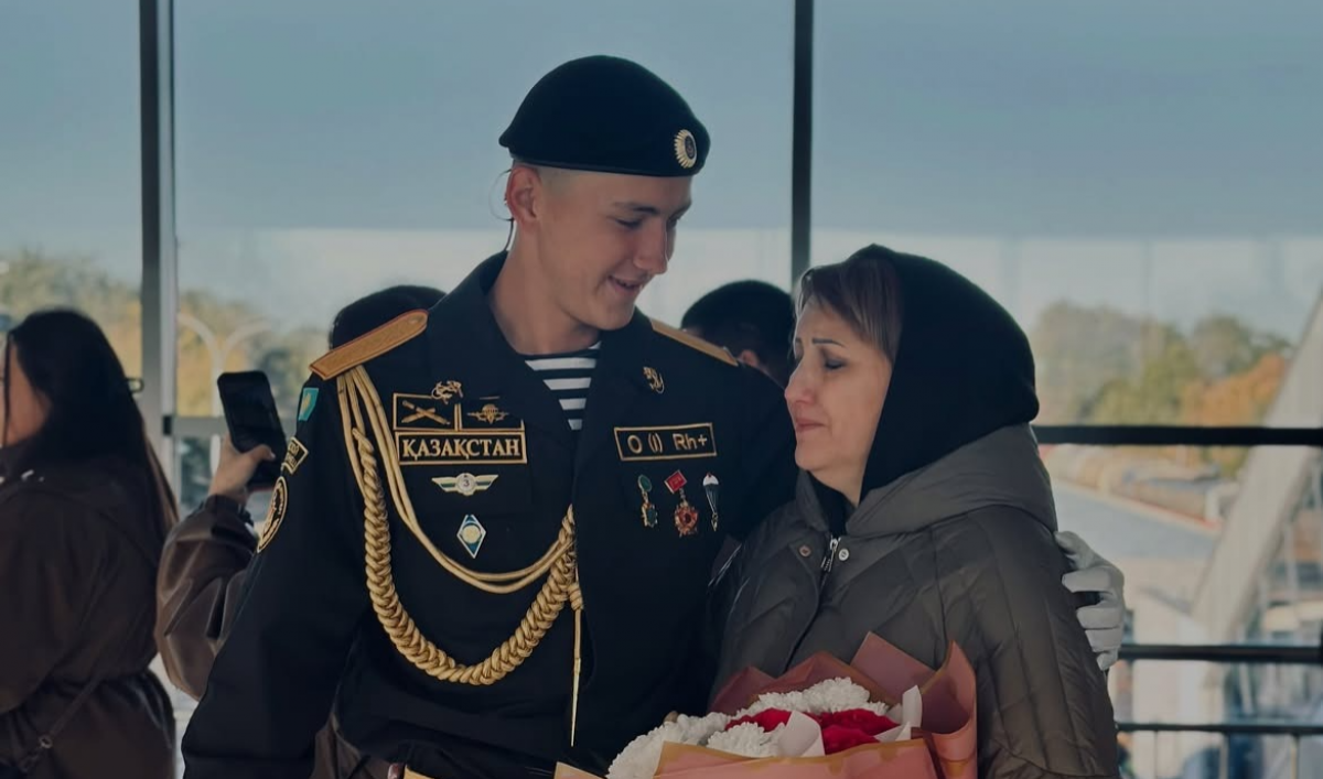 "Весь Казахстан тебя ждал": Никита Удалов опубликовал первое фото с мамой после возвращения со службы