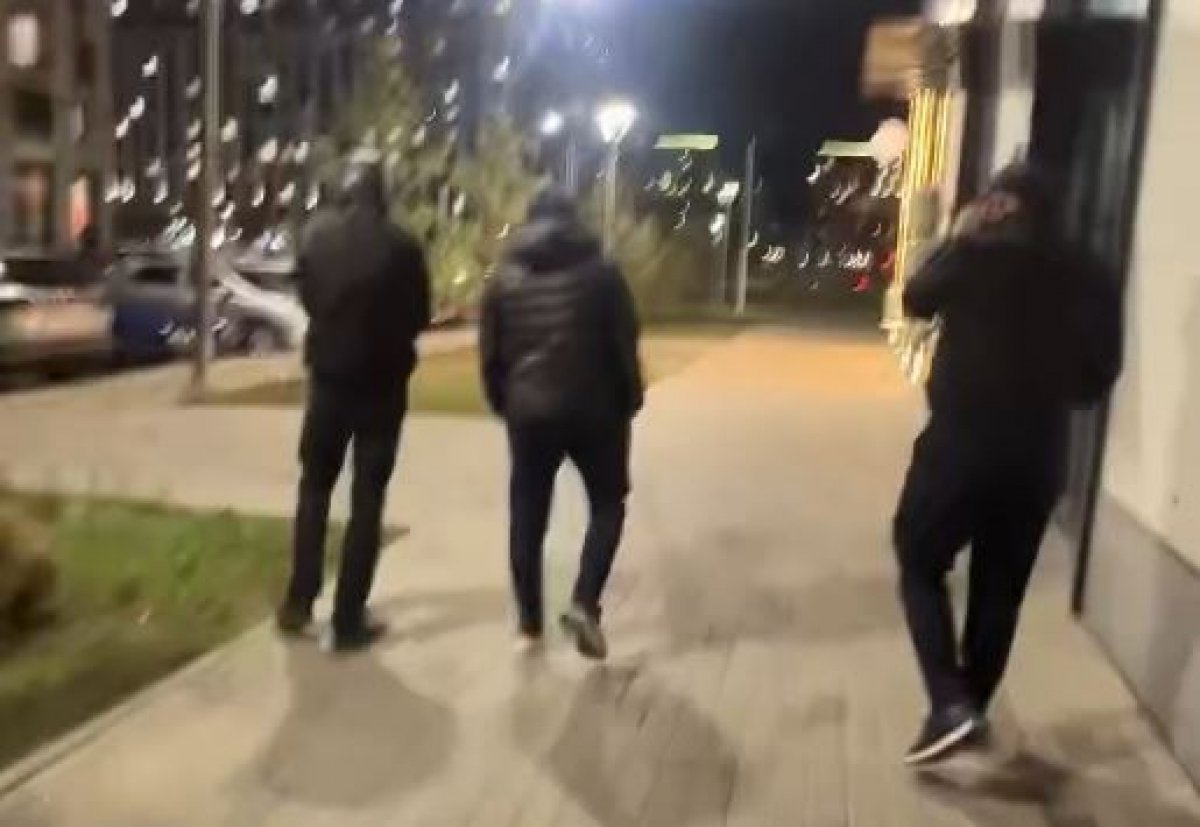 Трое мужчин окружили астанчанина с беременной женой и пытались увезти