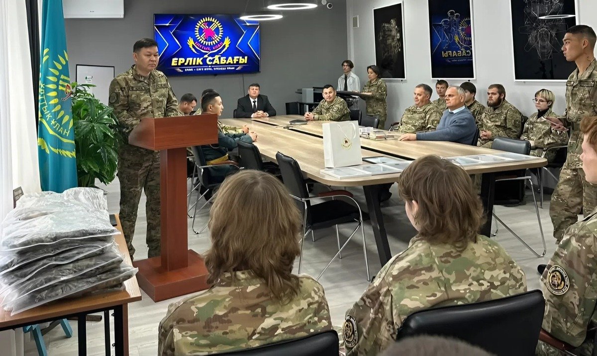 Курсантам клуба “Жас бүркіт” в Костанае рассказали о военной службе