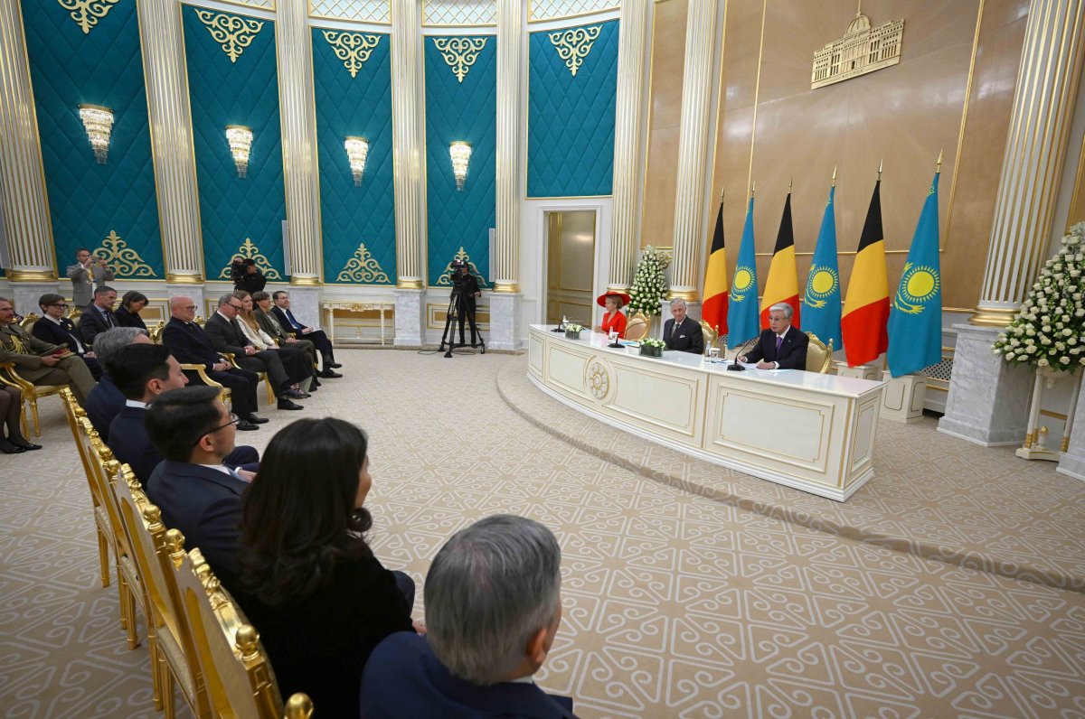 Флаг Казахстана впервые подняли на главной площади Брюсселя