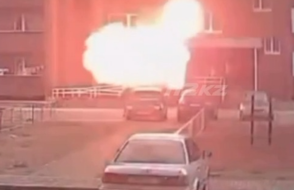 Взрыв газового баллона на балконе многоэтажки попал на видео в Семее