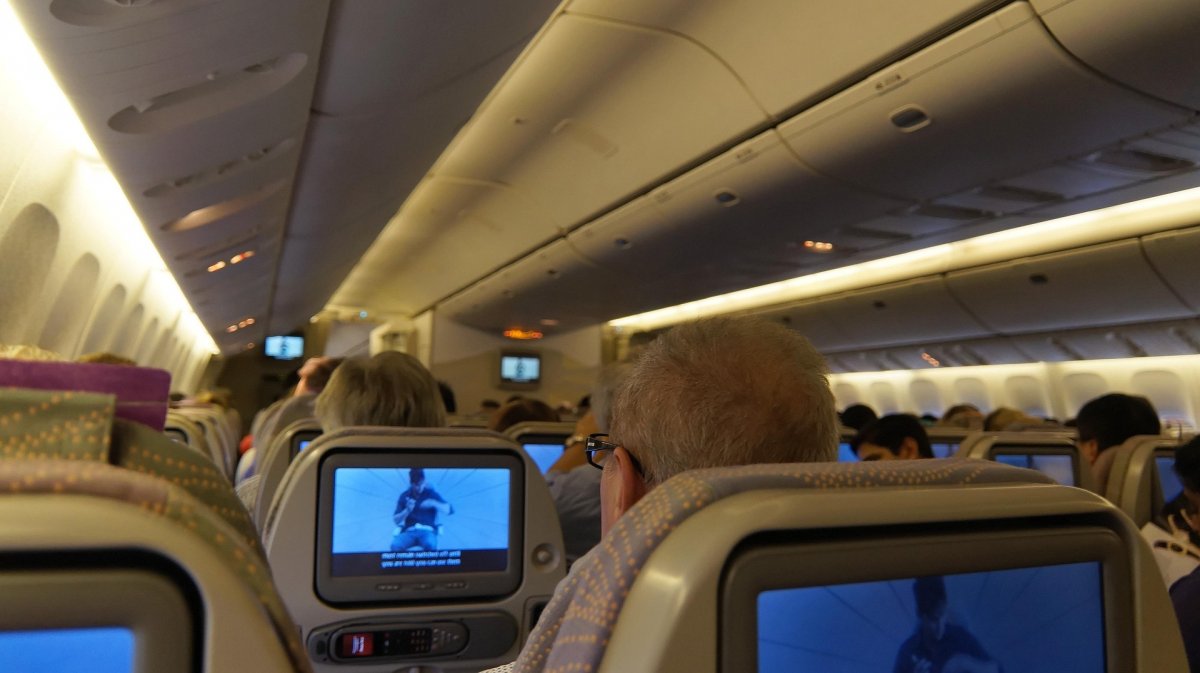 450 долларов исчезли прямо в самолете Air Astana: пассажирка заявила о краже