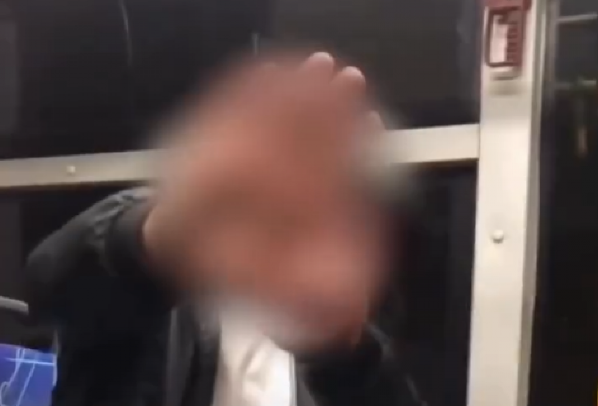 Женщина устроила перепалку в автобусе Алматы и поплатилась (ВИДЕО)