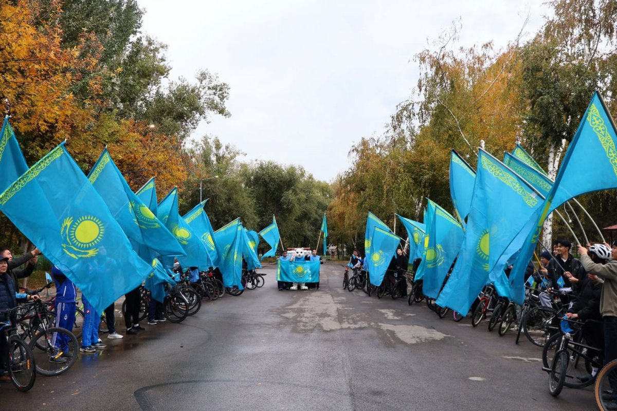 Велосипедисты с флагами Казахстана проехали по улицам Алматы в честь Дня Республики