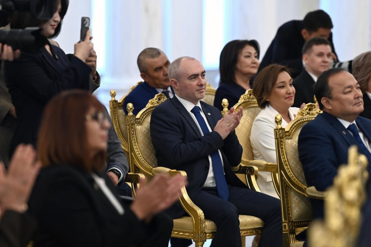Глава государства вручил орден "Еңбек Даңқы" ІІІ степени механизатору из СКО