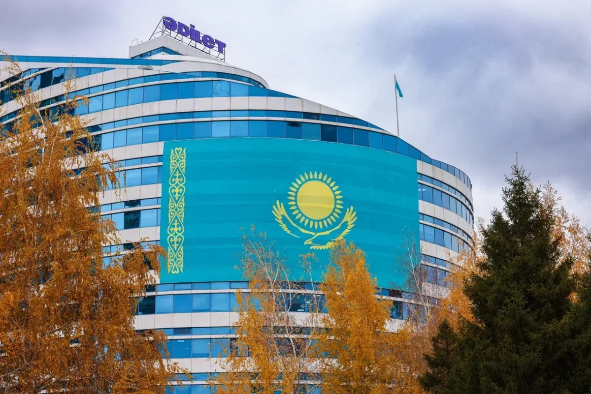 Государственный флаг Казахстана украсил центральный офис партии "Әділет"
