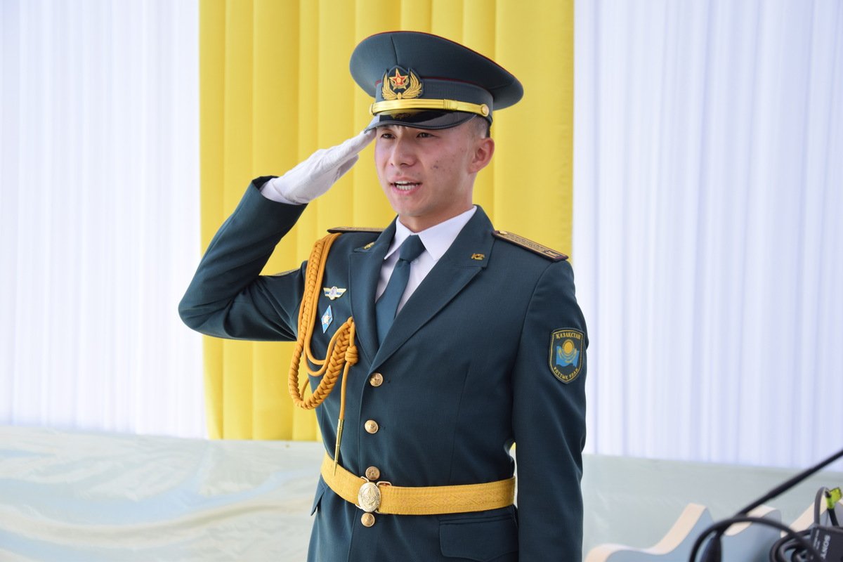 Получил погоны от Токаева: молодой офицер обучает солдат в Туркестане