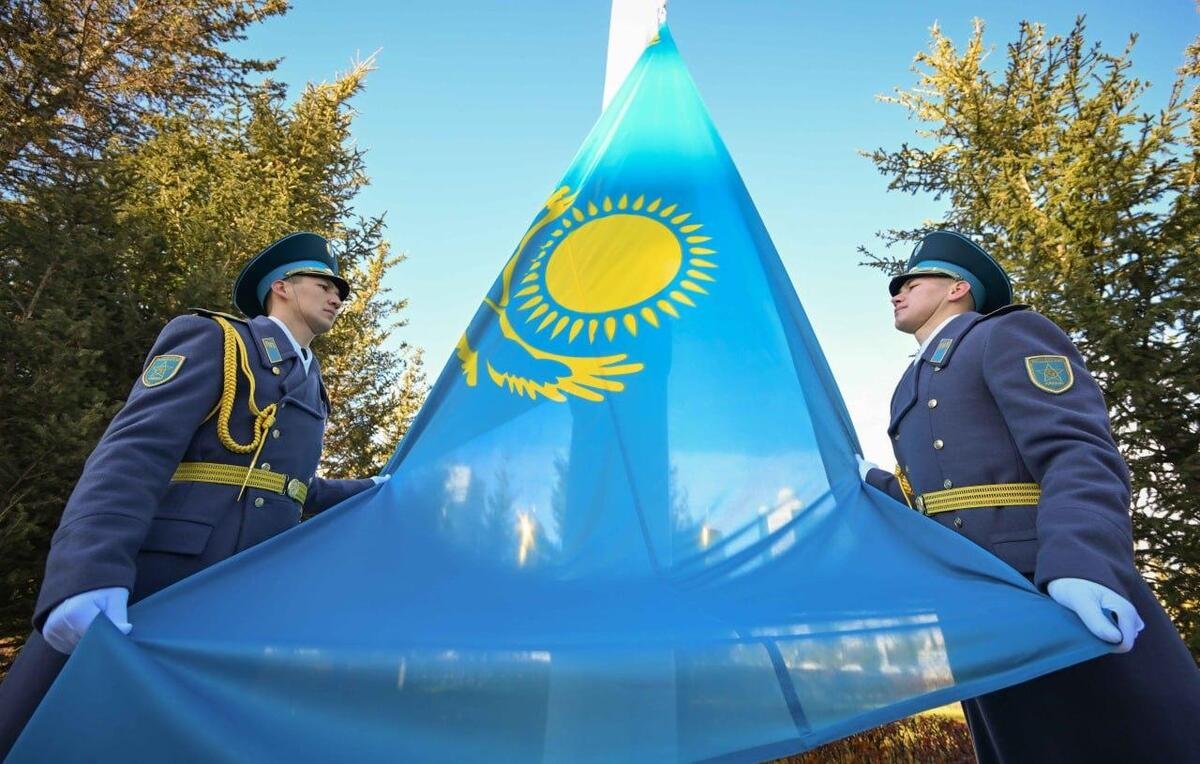 Токаев принял участие в поднятии государственного флага в День Республики