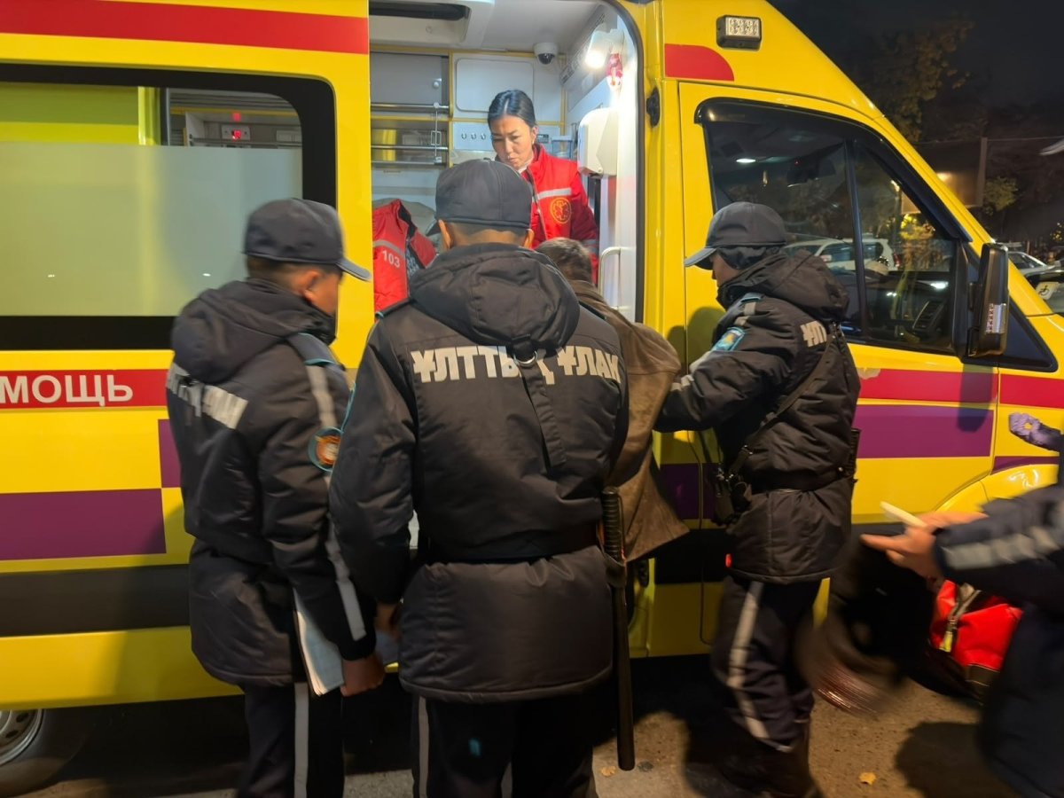 Гвардейцы оказали помощь мужчине, потерявшему сознание, в Алматы