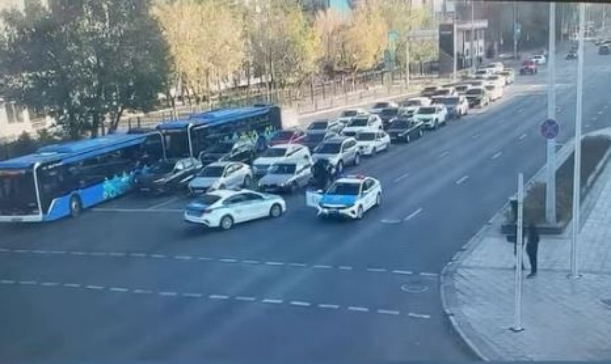 Две патрульные машины гнались за подростком на скутере в Астане (ВИДЕО)