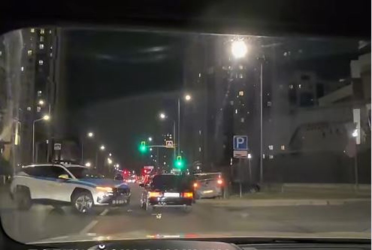 Патруль протаранил Chevrolet и отбросил его на другое авто в Астане (ВИДЕО)