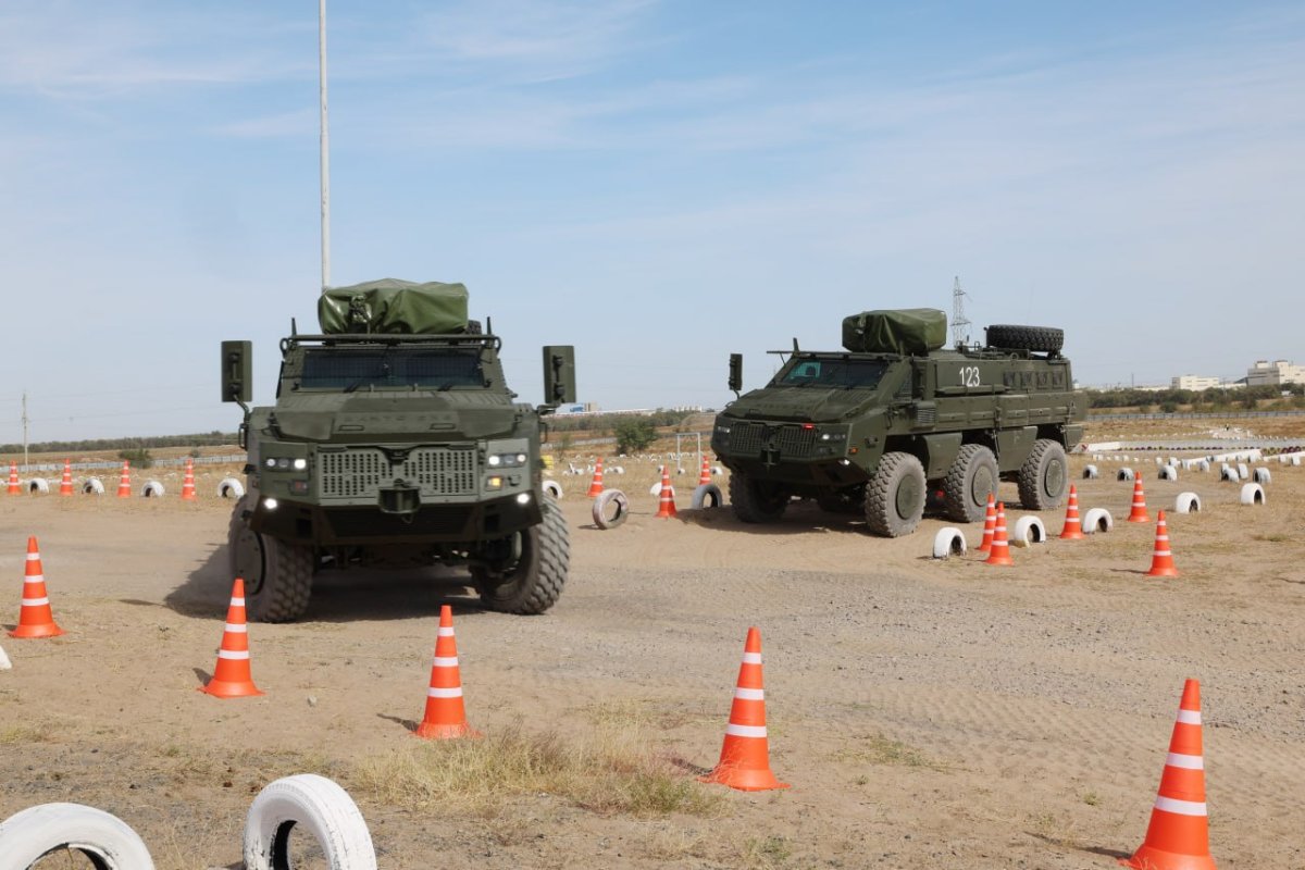 Военнослужащие Национальной гвардии осваивают новую отечественную бронетехнику "Барыс 6х6"