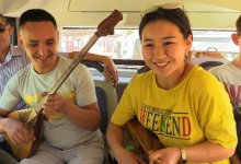 В автобусах Семея музыканты исполнили казахские кюи