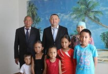 Четырем многодетным семьям Костанайской области подарили квартиры