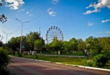 Забывшего пристегнуть ребенка на аттракционе оператора уволили в Караганде