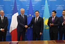 Аскар Мамин провел встречу с министром экономики и финансов Франции