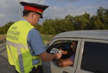 Жамбылские полицейские раздали памятки ПДД водителям