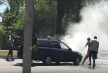 В Алматы загорелась машина на проспекте Суюнбая (ВИДЕО)