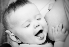 Кормить грудью призывают столичных мам медики