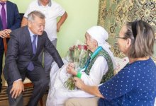 Даниал Ахметов поздравил долгожительницу ВКО со 100-летним юбилеем