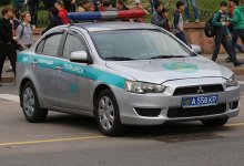 Хулиган запрыгнул на лобовое стекло полицейской машины в Костанае