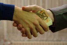 Полицейский за взятку обещал покровительство бизнесмену в Караганде
