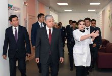 К. Токаев посетил новую детскую поликлинику в Караганде