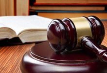 Хулигана, запрыгнувшего на лобовое стекло полицейской машины, взяли под стражу в Костанае