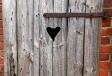 Случаи педофилии будут повторяться, пока в зданиях школ не появятся туалеты - депутат