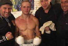 Казахстанский боксер нокаутировал американца за 33 секунды в своем дебютном бою