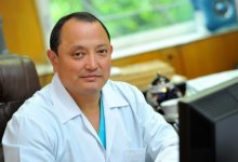 Падение самолета в Алматы: известный кыргызский хирург прооперирует пострадавших